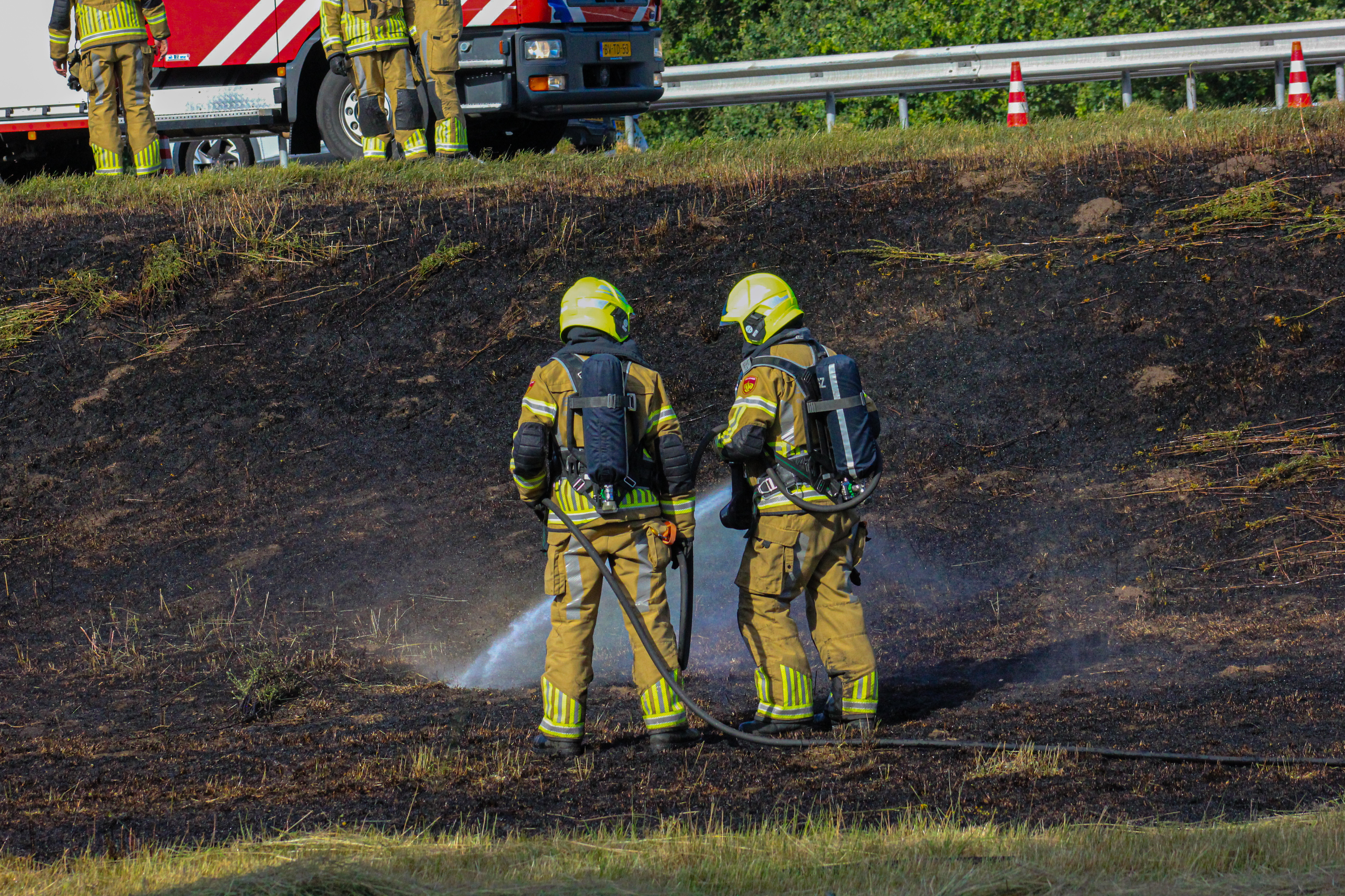 Brand in een berm verspreid zich snel langs de A73 linden