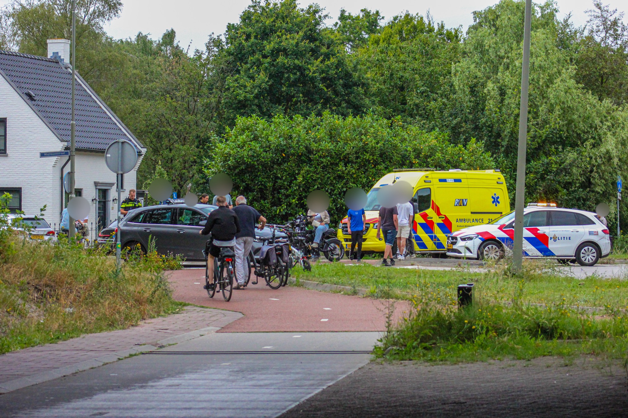 Een scooterrijder raakt in botsing met een rijlesauto aan Mugheuvelstraat in Heesch