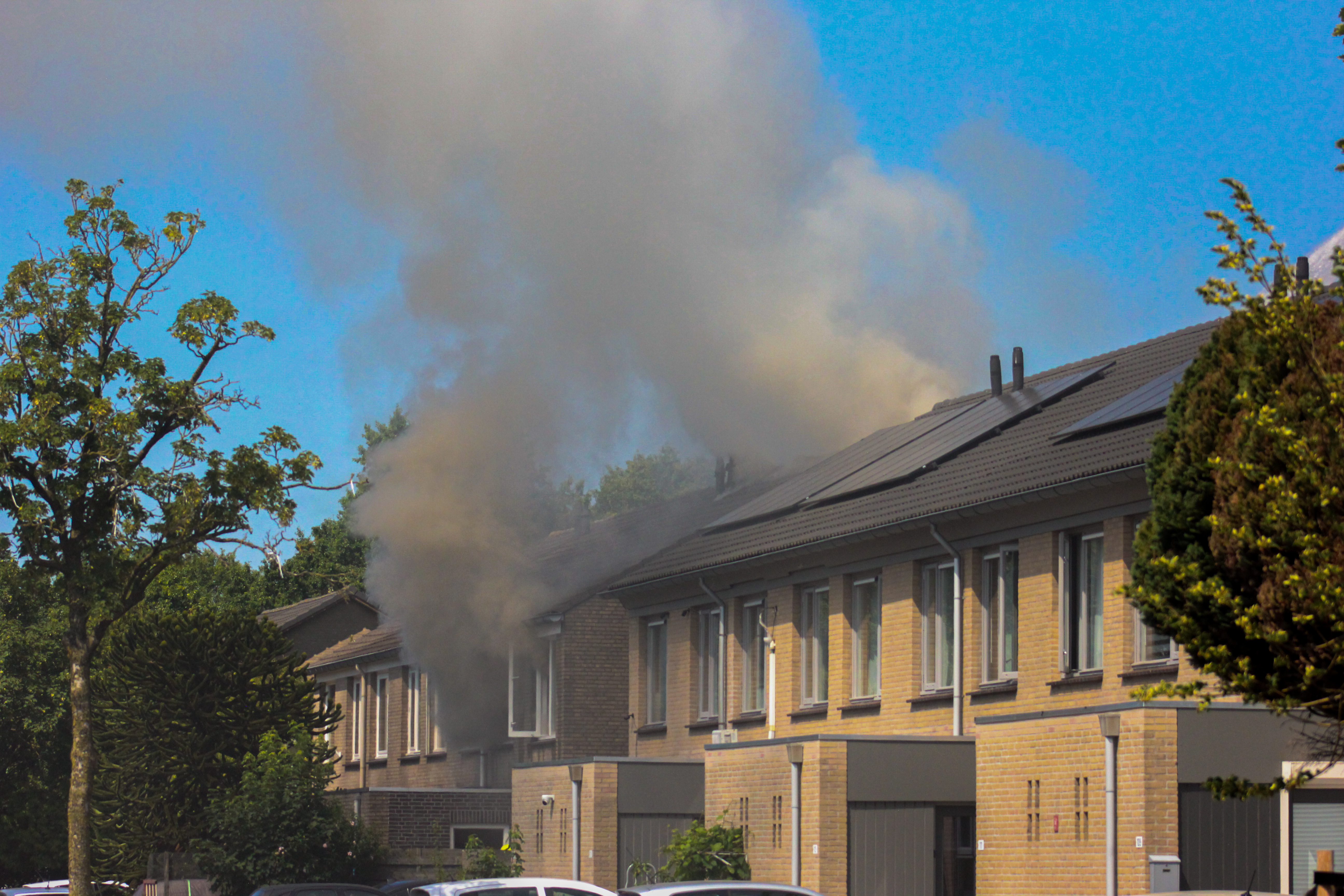 Vogel gered bij een woning brand met flinke rookvlammen aan de Goudplevier in Oss