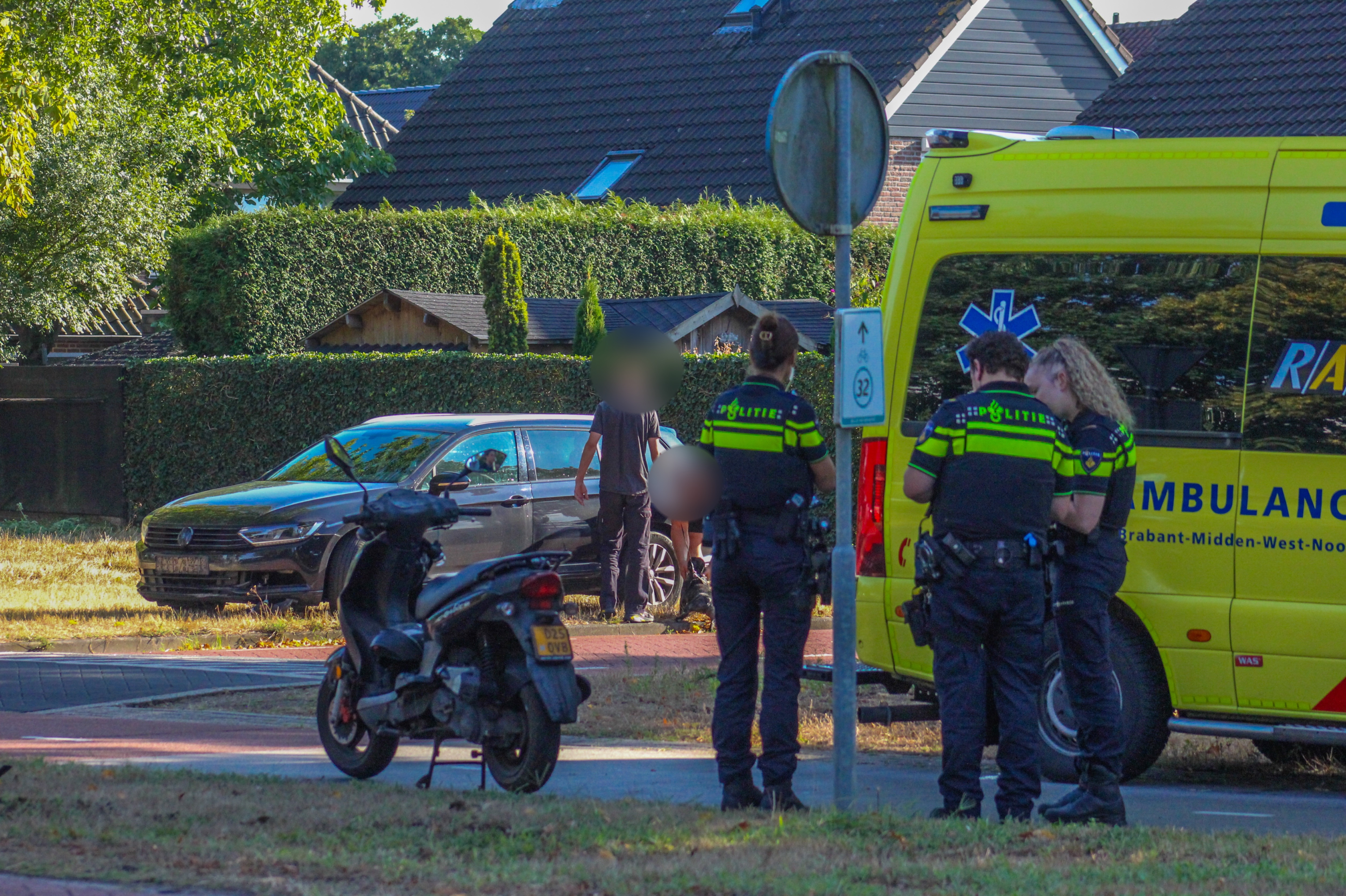 Scooterbestuurder raakt ten val na botsing met een auto in Heesch