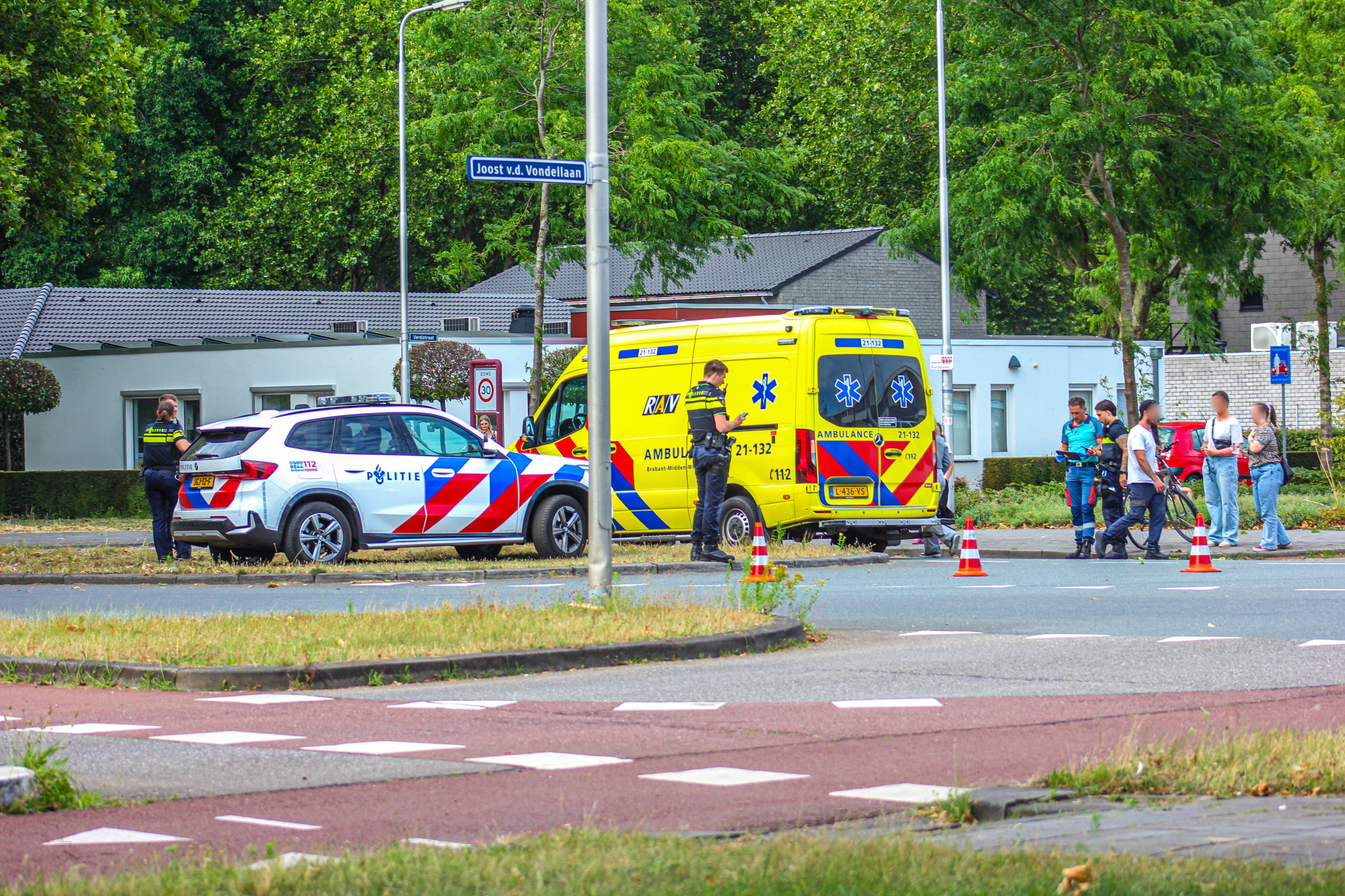 Fietser raakt gewond na een botsing tegen een busje aan Vivaldistraat in Oss