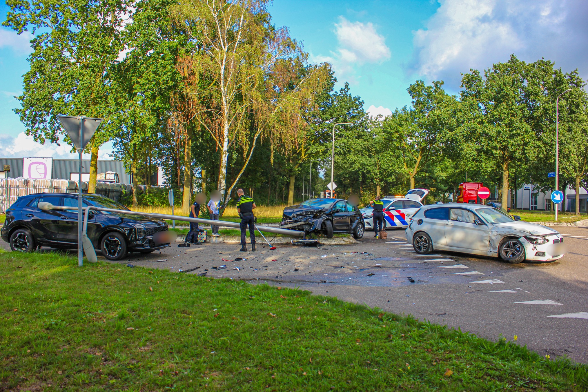 Twee auto’s zwaar beschadigd na ongeval op kruispunt in Oss