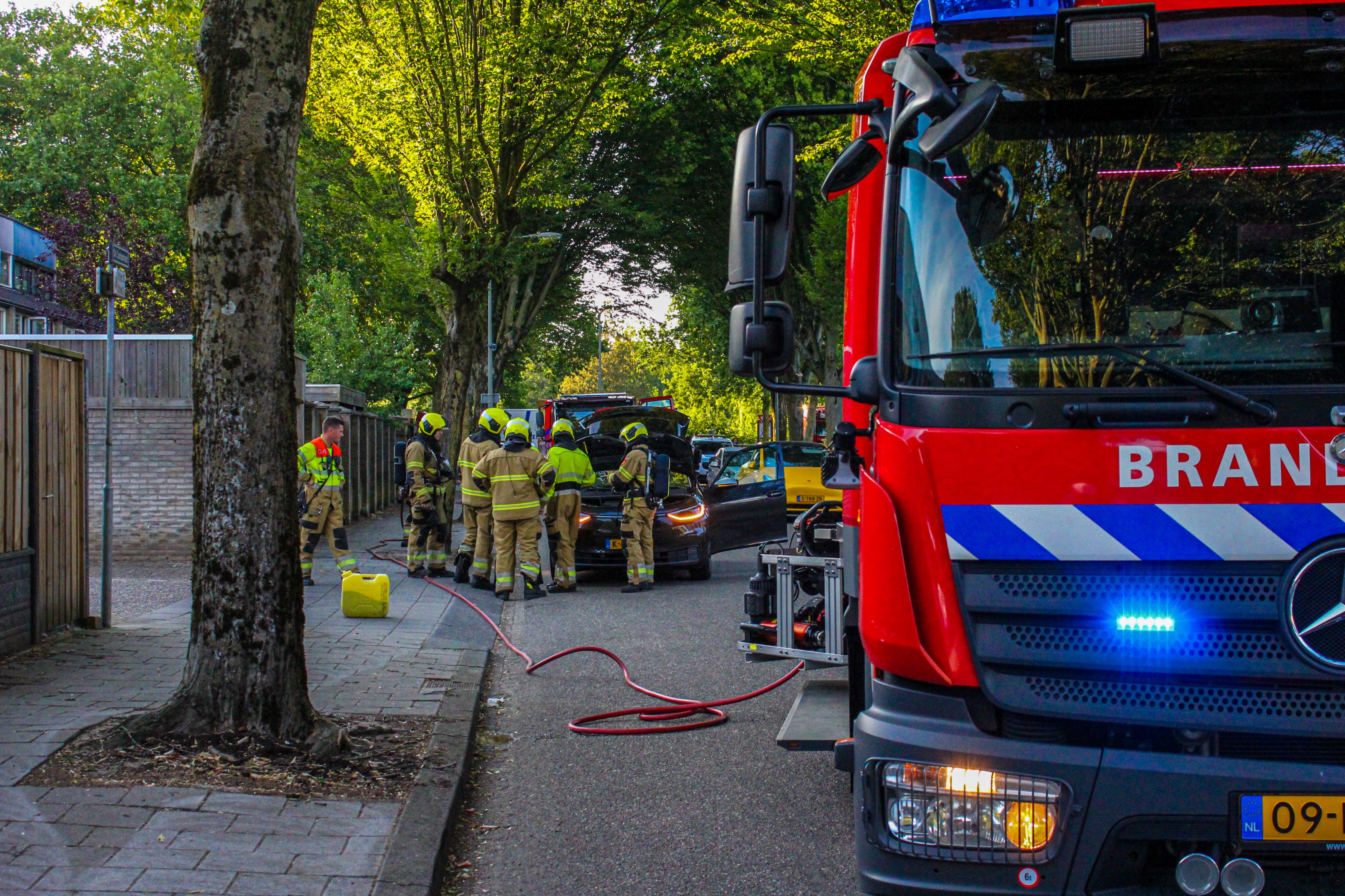 Oververhitte accu zorgt voor brandmelding bij elektrische auto aan de Da Costastraat in Oss